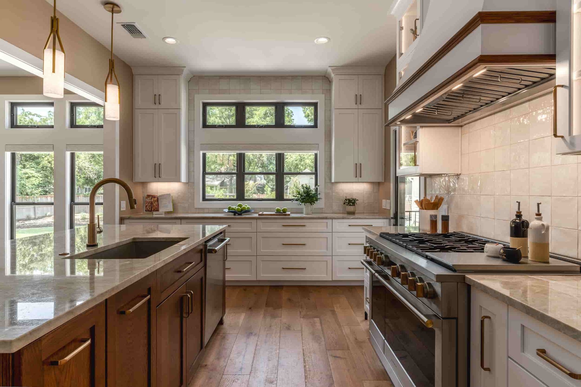 A modern kitchen in Texas by J Bryant Boyd, showcasing a central island and beautiful wooden flooring.  | J Bryant Boyd 